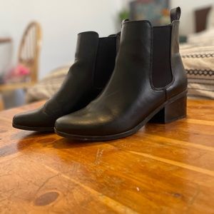 Low heeled Chelsea boot